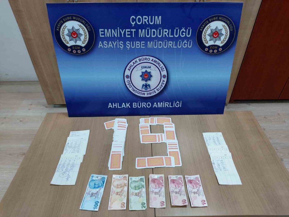 ÇORUM'DA , ASAYİŞ VE GÜVENLİK SAĞLANMASINA YÖNELİK YAPILAN ÇALIŞMALAR ÇERÇEVESİNDE BİR DERNEK BİNASINA KUMAR OPERASYONU DÜZENLENDİ