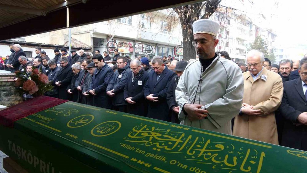 EVİNDE ÖLÜ BULUNAN MHP TAŞKÖPRÜ ESKİ KADIN KOLLARI BAŞKANININ ÖLÜM NEDENİ BELLİ OLDU. BEYİN KANAMASI SONUCU HAYATINI KAYBETTİĞİ ORTAYA ÇIKTI