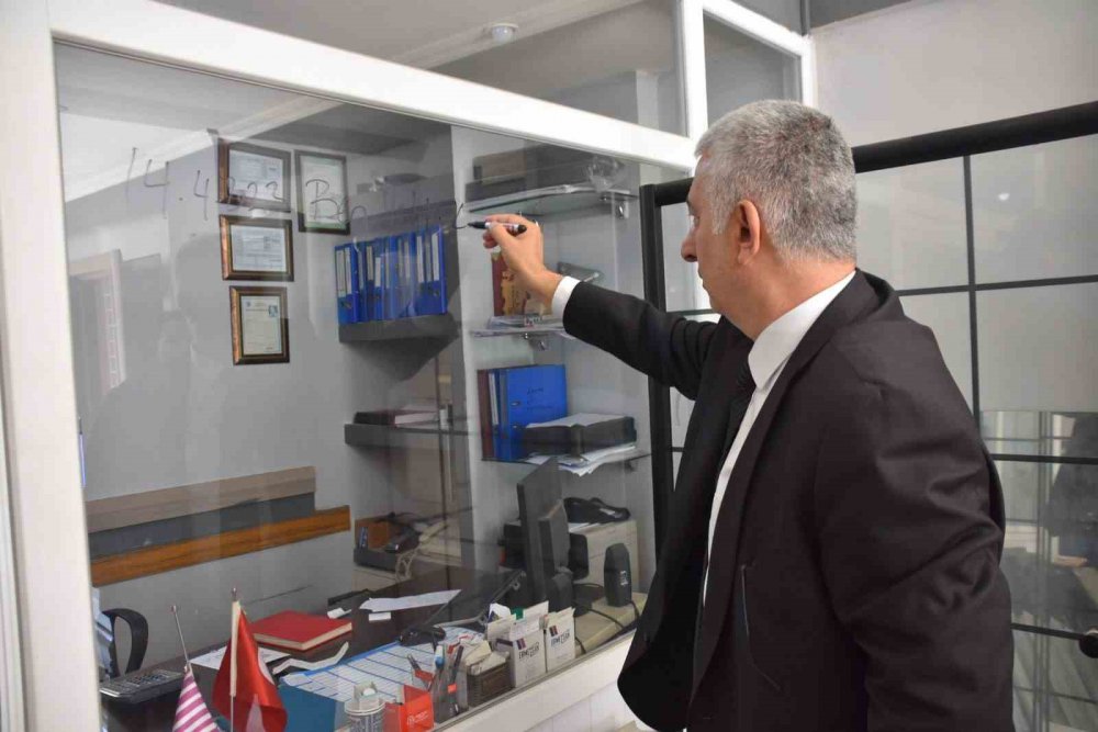 AK PARTİ TRABZON MİLLETVEKİLİ ADAYI VEHBİ KOÇ, YOMRA İLÇESİNDE ESNAF ZİYARETİ YAPARKEN "SEÇİMDEN SONRA DA BEKLERİZ" DİYEN ESNAFIN İŞ YERİ CAMINA KEÇELİ KALEMLE "14.04.2023 BEN VEHBİ KOÇ, SEÇİMDEN SONRA TEKRAR GELECEĞİM DİYE