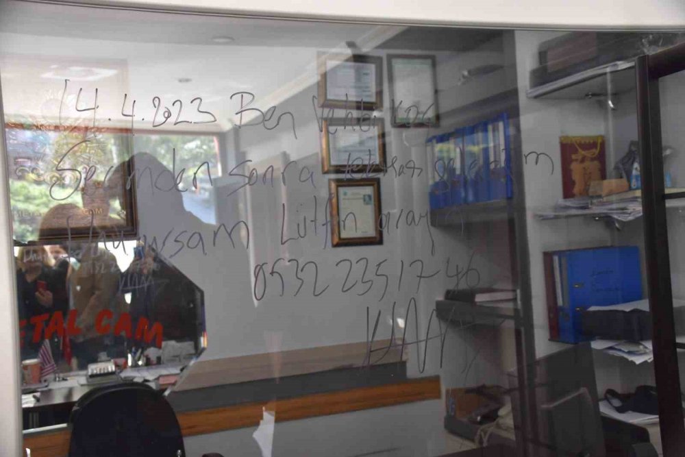 AK PARTİ TRABZON MİLLETVEKİLİ ADAYI VEHBİ KOÇ, YOMRA İLÇESİNDE ESNAF ZİYARETİ YAPARKEN "SEÇİMDEN SONRA DA BEKLERİZ" DİYEN ESNAFIN İŞ YERİ CAMINA KEÇELİ KALEMLE "14.04.2023 BEN VEHBİ KOÇ, SEÇİMDEN SONRA TEKRAR GELECEĞİM DİYE