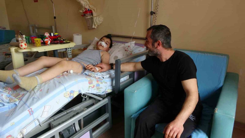 RİZE'DE KARIN AĞIRISI VE KUSMA NEDENİYLE GİTTİĞİ HASTANEDE ERKENDEN TEŞHİS EDİLEREK AMELİYATA ALINAN 7 YAŞINDAKİ MİRAÇ KALAY'IN YUTTUĞU MIKNATISLI DEMİR BİLYELERİN 3 YERDEN BAĞIRSAĞINI DELDİĞİ ORTAYA ÇIKTI