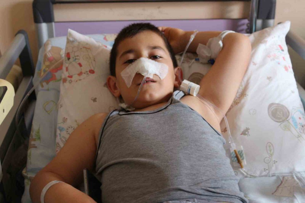RİZE'DE KARIN AĞIRISI VE KUSMA NEDENİYLE GİTTİĞİ HASTANEDE ERKENDEN TEŞHİS EDİLEREK AMELİYATA ALINAN 7 YAŞINDAKİ MİRAÇ KALAY'IN YUTTUĞU MIKNATISLI DEMİR BİLYELERİN 3 YERDEN BAĞIRSAĞINI DELDİĞİ ORTAYA ÇIKTI