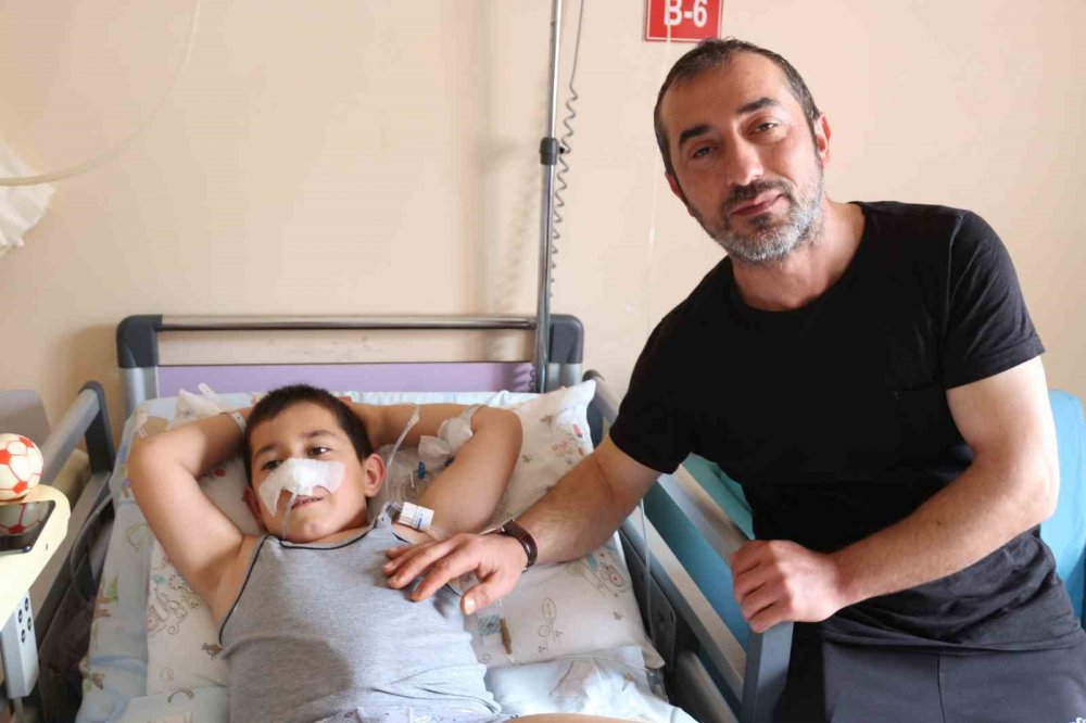 RİZE'DE KARIN AĞIRISI VE KUSMA NEDENİYLE GİTTİĞİ HASTANEDE ERKENDEN TEŞHİS EDİLEREK AMELİYATA ALINAN 7 YAŞINDAKİ MİRAÇ KALAY'IN YUTTUĞU MIKNATISLI DEMİR BİLYELERİN 3 YERDEN BAĞIRSAĞINI DELDİĞİ ORTAYA ÇIKTI