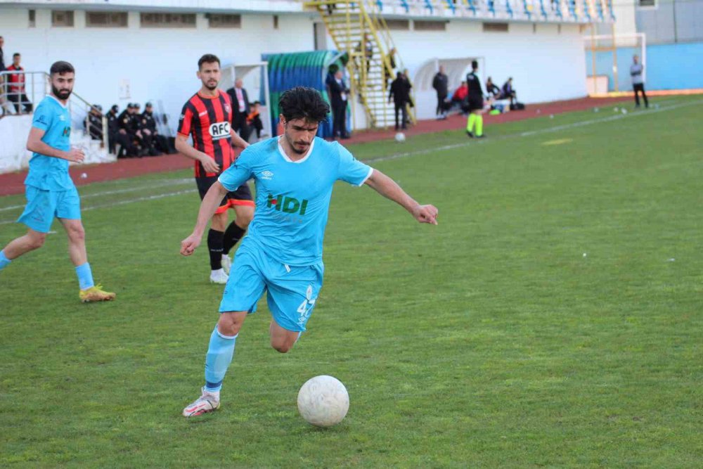 TFF 2. LİG KIRMIZI GRUP'UN 32. HAFTA MAÇINDA PAZARSPOR , EVİNDE AĞIRLADIĞI UTAŞ UŞAKSPOR İLE 2 - 2 BERABERE KALDI