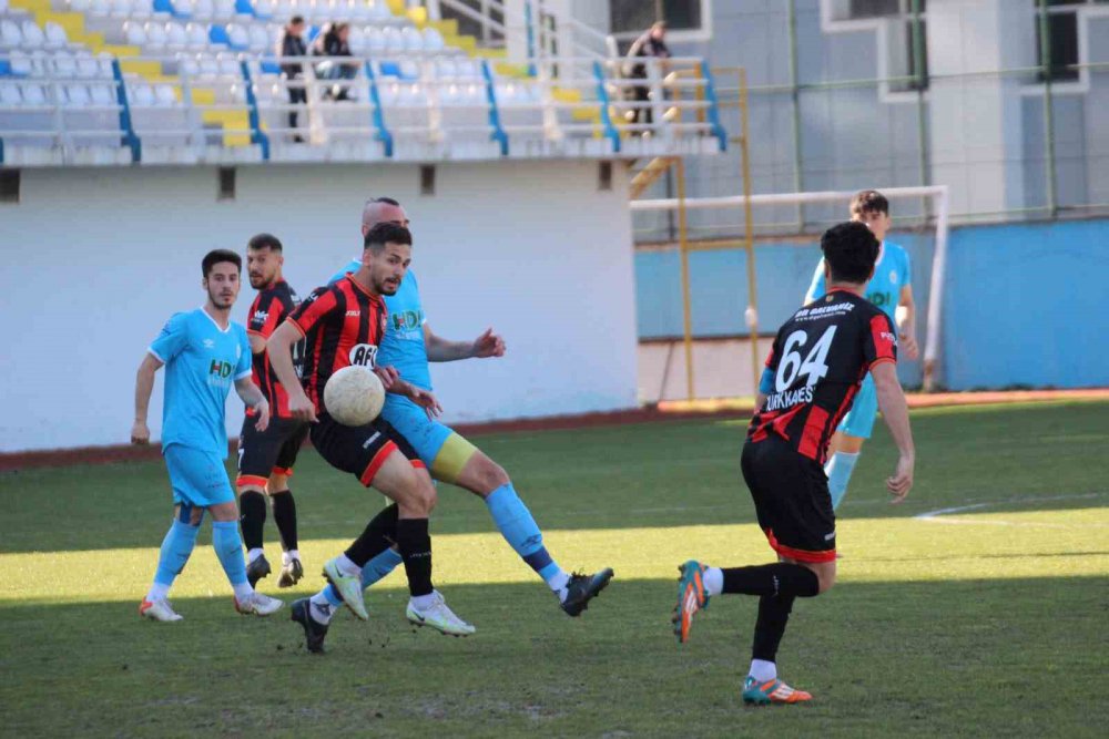 TFF 2. LİG KIRMIZI GRUP'UN 32. HAFTA MAÇINDA PAZARSPOR , EVİNDE AĞIRLADIĞI UTAŞ UŞAKSPOR İLE 2 - 2 BERABERE KALDI