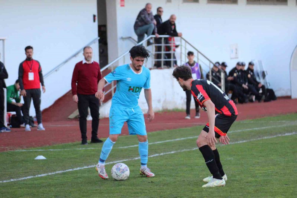 TFF 2. LİG KIRMIZI GRUP'UN 32. HAFTA MAÇINDA PAZARSPOR , EVİNDE AĞIRLADIĞI UTAŞ UŞAKSPOR İLE 2 - 2 BERABERE KALDI