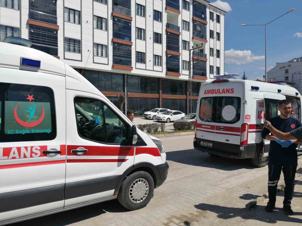 TOKAT'IN NİKSAR İLÇESİNDE SEYİR HALİNDE BULUNAN BİR MOTOSİKLET, AYNI İSTİKAMETE GİTMEKTE OLAN OTOMOBİLE ÇARPTI: KAZADA 2 KİŞİ YARALANDI