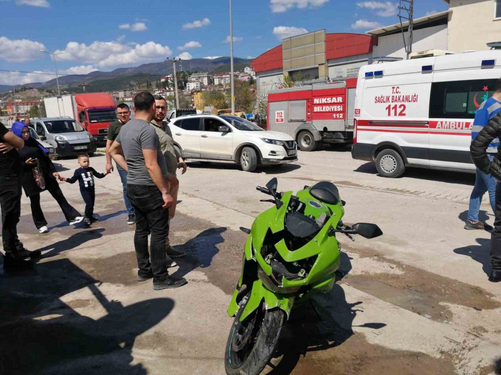 TOKAT'IN NİKSAR İLÇESİNDE SEYİR HALİNDE BULUNAN BİR MOTOSİKLET, AYNI İSTİKAMETE GİTMEKTE OLAN OTOMOBİLE ÇARPTI: KAZADA 2 KİŞİ YARALANDI