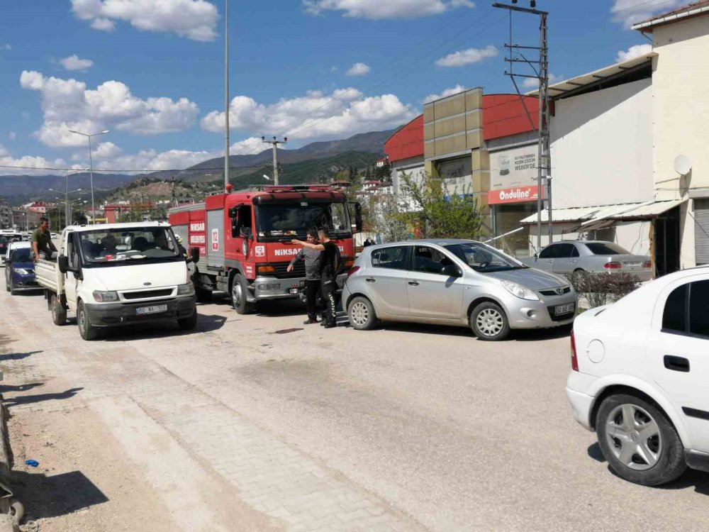 TOKAT'IN NİKSAR İLÇESİNDE SEYİR HALİNDE BULUNAN BİR MOTOSİKLET, AYNI İSTİKAMETE GİTMEKTE OLAN OTOMOBİLE ÇARPTI: KAZADA 2 KİŞİ YARALANDI