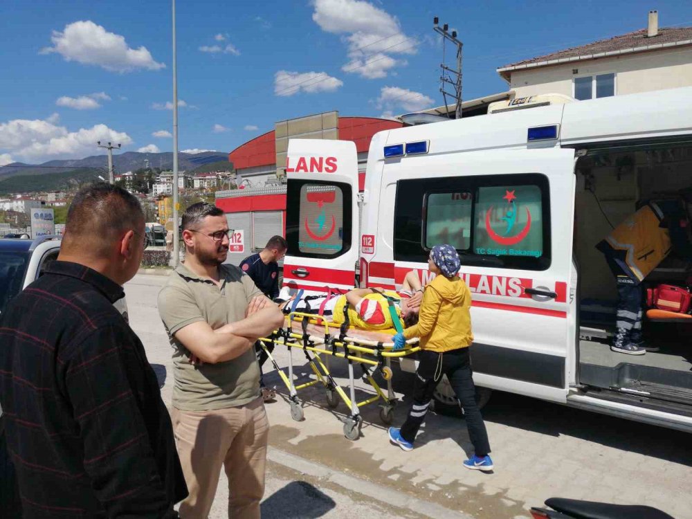 TOKAT'IN NİKSAR İLÇESİNDE SEYİR HALİNDE BULUNAN BİR MOTOSİKLET, AYNI İSTİKAMETE GİTMEKTE OLAN OTOMOBİLE ÇARPTI: KAZADA 2 KİŞİ YARALANDI