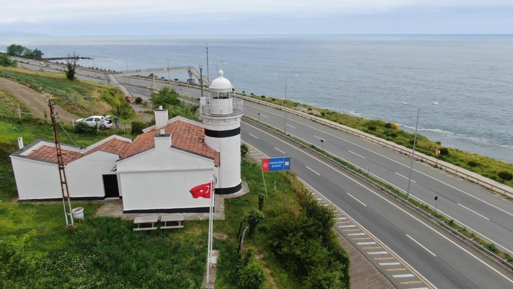 TRABZON'UN ÇARŞIBAŞI İLÇESİ YOROZ BURNU'NDA 137 YILDIR GEMİLERE YOL GÖSTEREN TARİHİ YOROZ (IŞIKLI) FENERİ YAPILACAK PROJEYLE TURİZM TESİSİ OLARAK HİZMET VERMESİ PLANLANIYORDU ANCAK PROJE BÜROKRASİYE TAKILDI