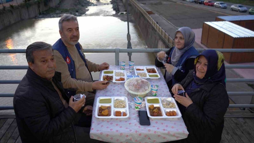 RİZE'NİN ÇAYELİ İLÇESİNE BAĞLI MURADİYE BELDESİNDE BU YIL 9.KEZ DÜZENLENEN GELENEKSEL ASMA KÖPRÜ YEMEĞİ'NDE YAKLAŞIK 500 KİŞİ İFTAR YEMEĞİ YAPTI