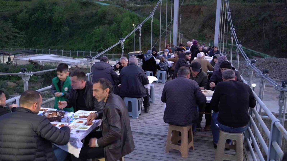 RİZE'NİN ÇAYELİ İLÇESİNE BAĞLI MURADİYE BELDESİNDE BU YIL 9.KEZ DÜZENLENEN GELENEKSEL ASMA KÖPRÜ YEMEĞİ'NDE YAKLAŞIK 500 KİŞİ İFTAR YEMEĞİ YAPTI
