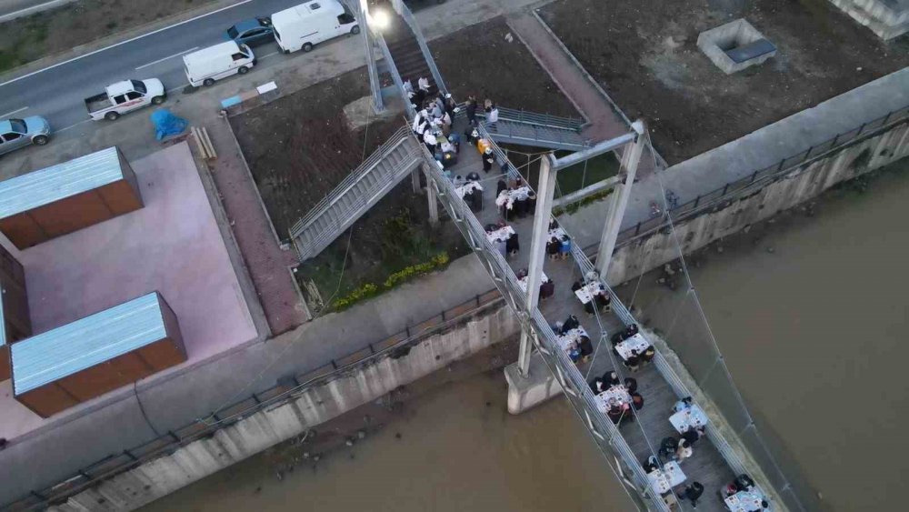 RİZE'NİN ÇAYELİ İLÇESİNE BAĞLI MURADİYE BELDESİNDE BU YIL 9.KEZ DÜZENLENEN GELENEKSEL ASMA KÖPRÜ YEMEĞİ'NDE YAKLAŞIK 500 KİŞİ İFTAR YEMEĞİ YAPTI