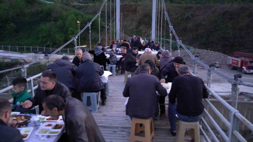 RİZE'NİN ÇAYELİ İLÇESİNE BAĞLI MURADİYE BELDESİNDE BU YIL 9.KEZ DÜZENLENEN GELENEKSEL ASMA KÖPRÜ YEMEĞİ'NDE YAKLAŞIK 500 KİŞİ İFTAR YEMEĞİ YAPTI