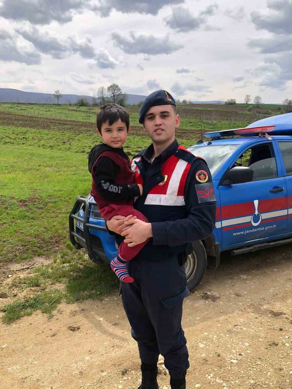 TOKAT'IN ÇAKIR KÖYÜNDE KAYBOLAN ÇOCUĞUN BULUNMASI İÇİN KÖY HALKI SEFERBER OLDU. KAYBOLAN ÇOCUK KÖYDEN 2 BUÇUK KİLOMETRE UZAKLIKTA JANDARMA EKİPLERİ TARAFINDAN BULUNDU