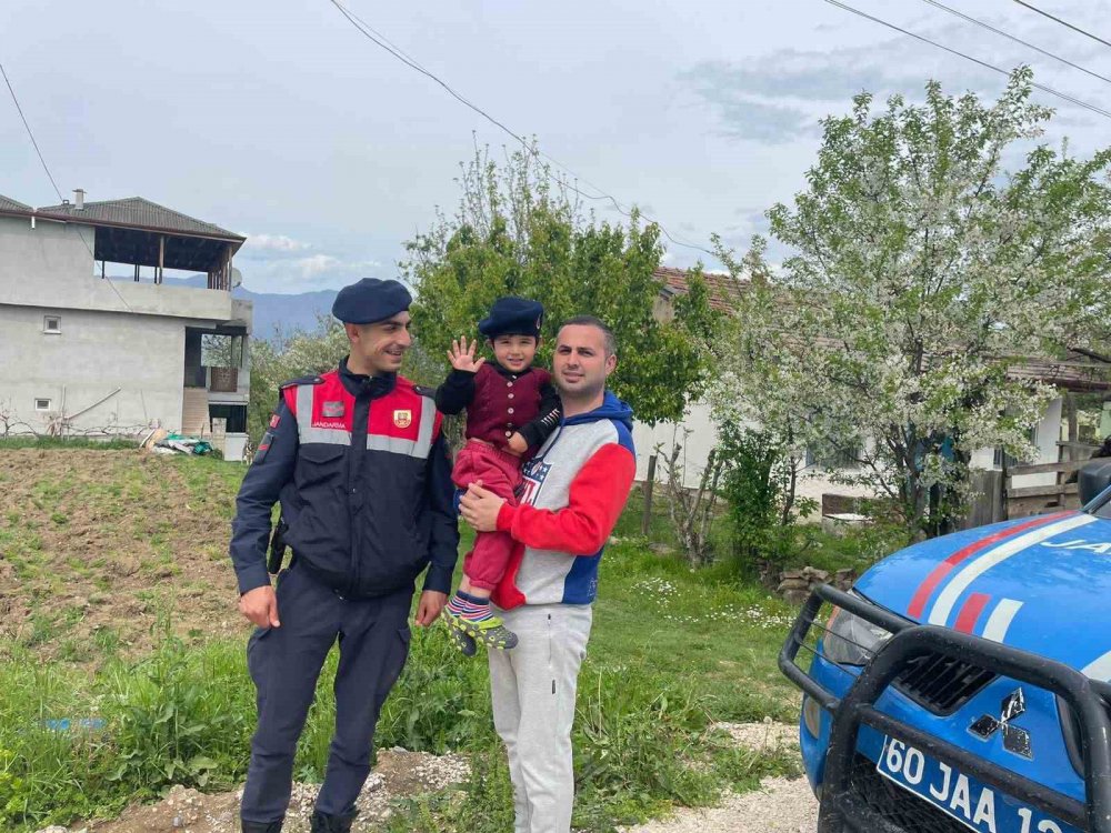 TOKAT'IN ÇAKIR KÖYÜNDE KAYBOLAN ÇOCUĞUN BULUNMASI İÇİN KÖY HALKI SEFERBER OLDU. KAYBOLAN ÇOCUK KÖYDEN 2 BUÇUK KİLOMETRE UZAKLIKTA JANDARMA EKİPLERİ TARAFINDAN BULUNDU