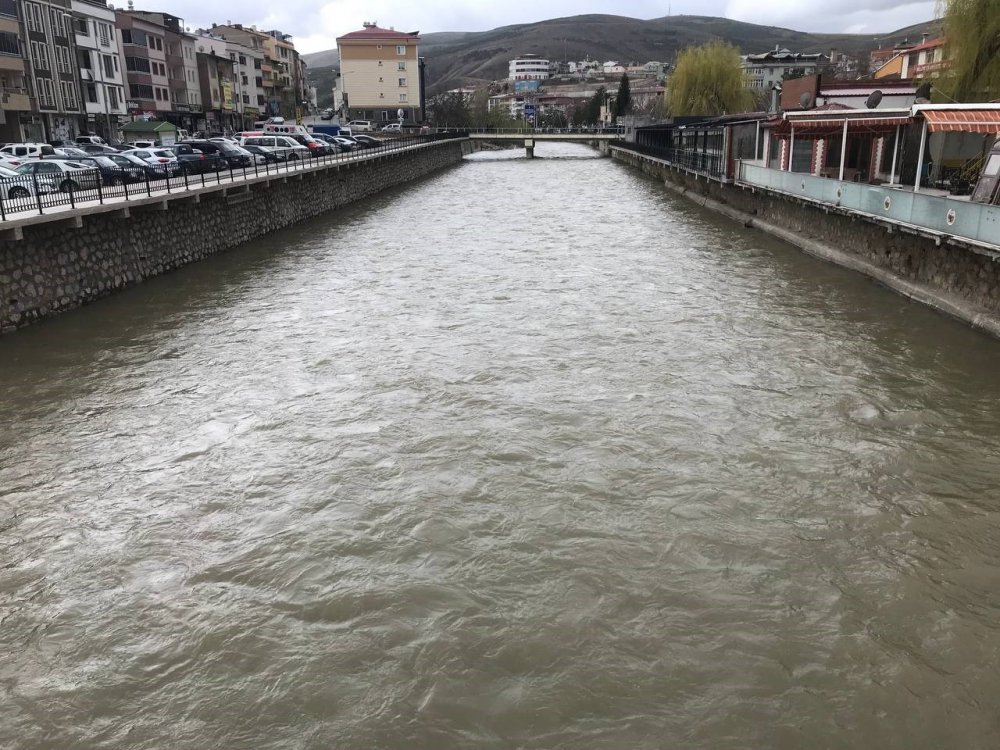 BAYBURT'TA ŞEHİR MERKEZİNİN ORTASINDA GEÇEN ÇORUH NEHRİ'NİN SU SEVİYESİ KAR SULARININ ERİMESİ, YAĞIŞLARIN BOL OLMASI NEDENİYLE YENİDEN YÜKSELDİ