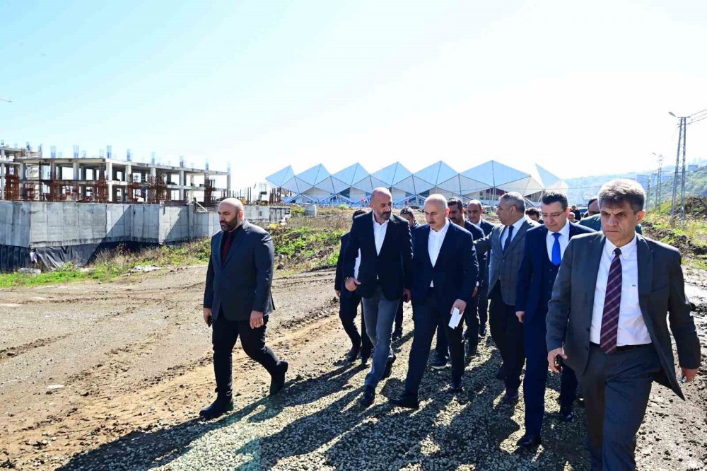 ADİL KARAİSMAİLOĞLU, TRABZON ŞEHİR HASTANESİ'NİN TÜRKİYE VE DÜNYANIN EN MODERN HASTANELERİNDEN BİRİ OLDUĞUNA İŞARET EDEREK ŞEHİR HASTANESİNİ 22 ŞUBAT 2025'TE HİZMETE AÇMAYI HEDEFLEDİKLERİNİ AÇIKLADI