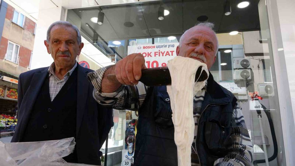 GİRESUN'UN BULANCAK İLÇESİNDE YILDA SADECE İKİ AY ÜRETİMİ YAPILAN VE YÖRE HALKI TARAFINDAN BEĞENİLEREK TÜKETİLEN MAYIS HELVASI TEZGAHLARDAKİ YERİNİ ALDI