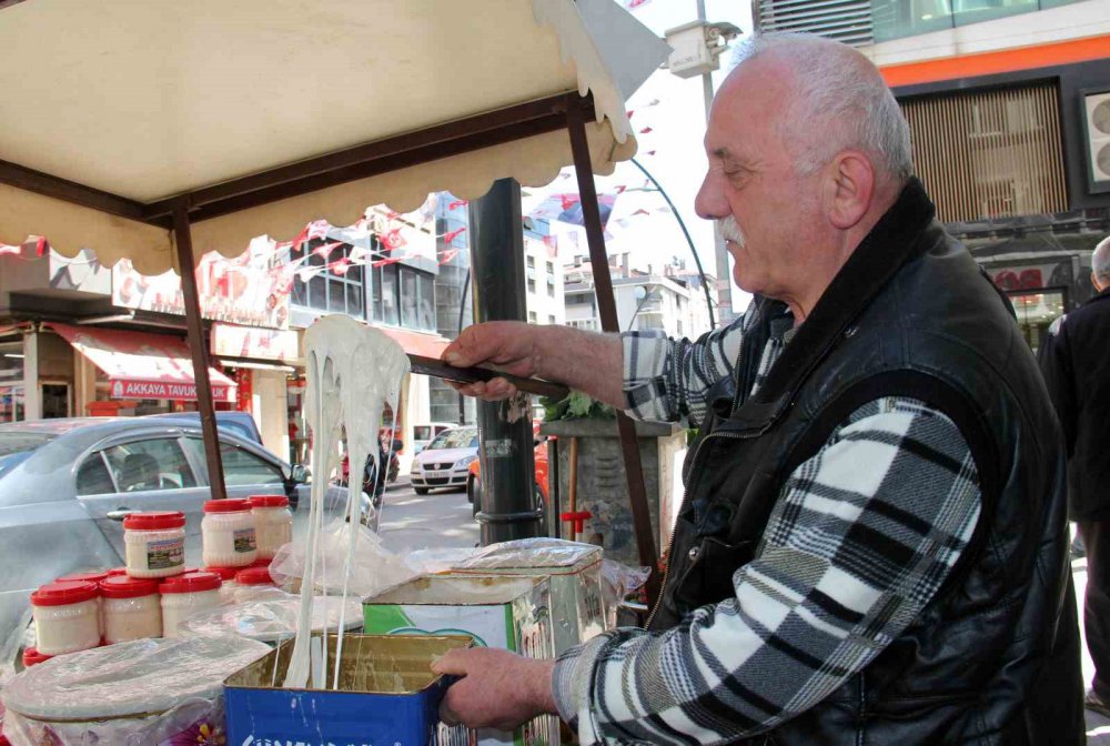 GİRESUN'UN BULANCAK İLÇESİNDE YILDA SADECE İKİ AY ÜRETİMİ YAPILAN VE YÖRE HALKI TARAFINDAN BEĞENİLEREK TÜKETİLEN MAYIS HELVASI TEZGAHLARDAKİ YERİNİ ALDI