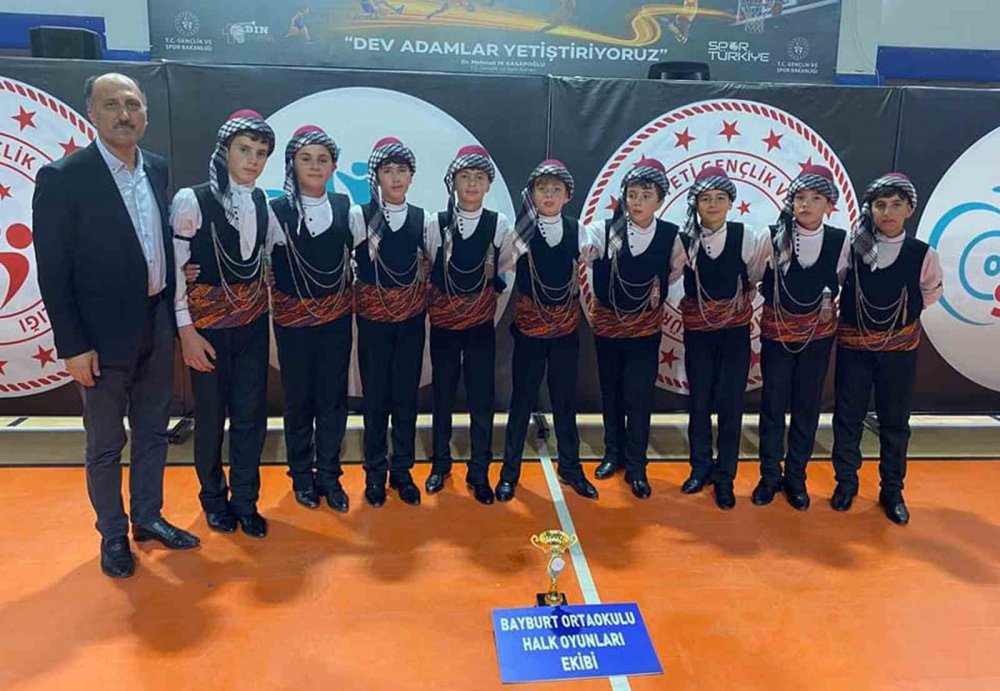 ARTVİN'DE DÜZENLENEN YILDIZLAR HALK OYUNLARI GRUP YARIŞMALARINDA BAYBURT'U TEMSİL EDEN BAYBURT ORTAOKULU EKİBİ ALDIĞI DERECEYLE TÜRKİYE FİNALLERİNE KATILMAYA HAK KAZANDI