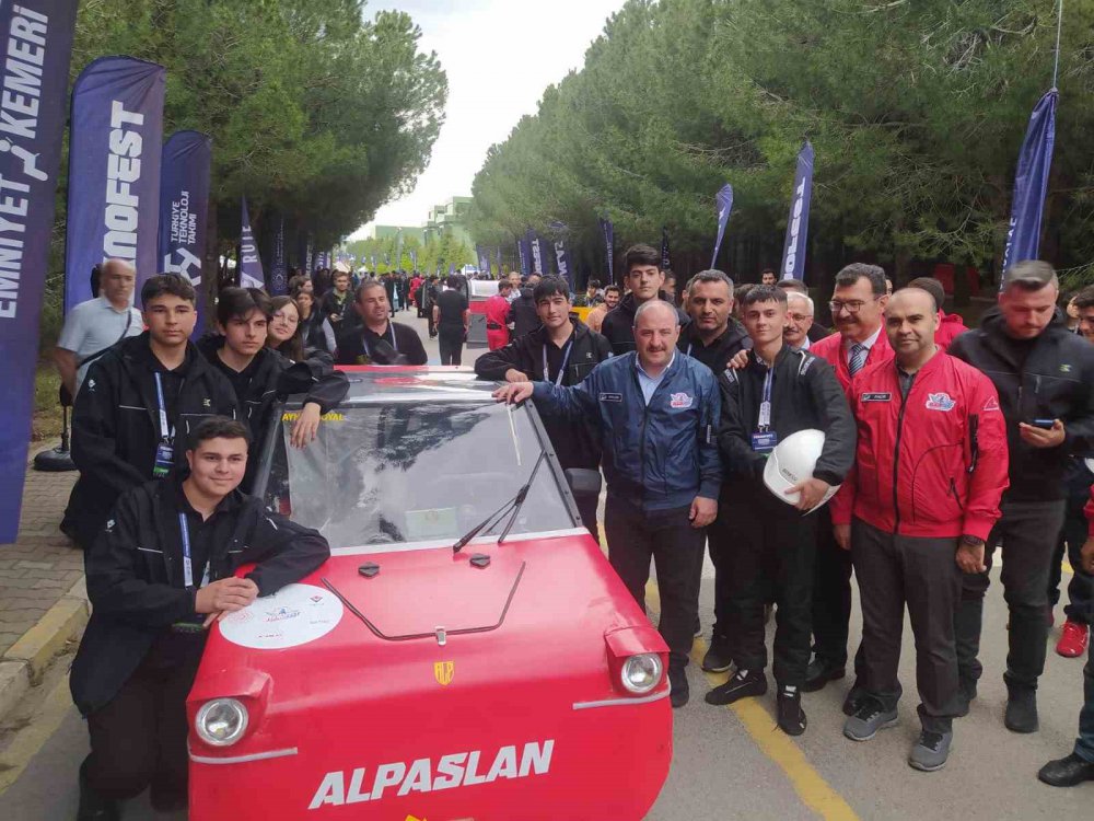 BAKANI MUSTAFA VARANK, AMASYA'NIN TAŞOVA İLÇESİNDE MESLEK LİSESİ ÖĞRENCİLERİNİN TASARLADIĞI "ALPASLAN" ADLI ELEKTRİKLİ ARACIN EKİBİNİ TEKNOFEST ALANINDA ZİYARET EDİP, EMEĞİ GEÇENLERİ TEBRİK EDEREK, YAPTIKLARI ARACI İMZALADI