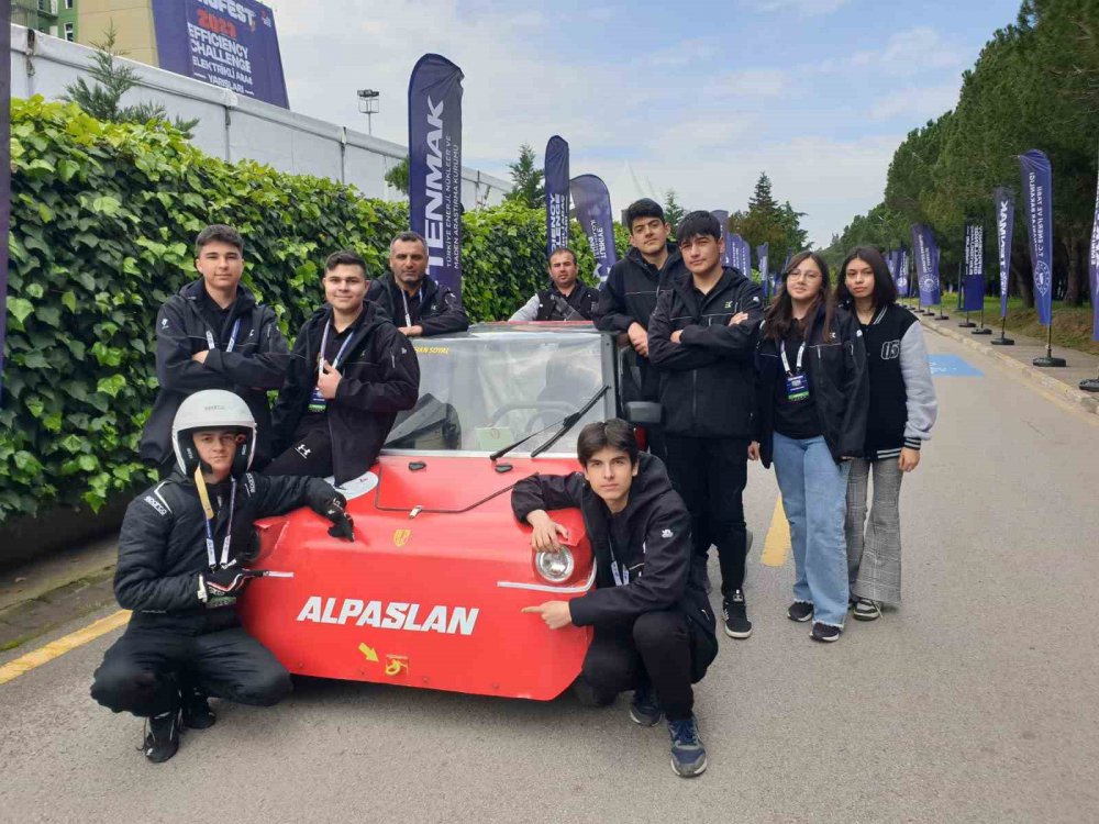 BAKANI MUSTAFA VARANK, AMASYA'NIN TAŞOVA İLÇESİNDE MESLEK LİSESİ ÖĞRENCİLERİNİN TASARLADIĞI "ALPASLAN" ADLI ELEKTRİKLİ ARACIN EKİBİNİ TEKNOFEST ALANINDA ZİYARET EDİP, EMEĞİ GEÇENLERİ TEBRİK EDEREK, YAPTIKLARI ARACI İMZALADI