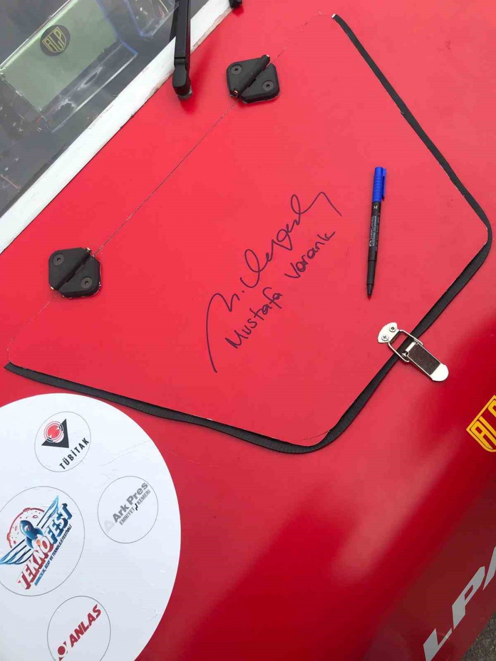 BAKANI MUSTAFA VARANK, AMASYA'NIN TAŞOVA İLÇESİNDE MESLEK LİSESİ ÖĞRENCİLERİNİN TASARLADIĞI "ALPASLAN" ADLI ELEKTRİKLİ ARACIN EKİBİNİ TEKNOFEST ALANINDA ZİYARET EDİP, EMEĞİ GEÇENLERİ TEBRİK EDEREK, YAPTIKLARI ARACI İMZALADI