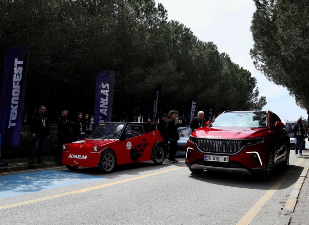 BAKANI MUSTAFA VARANK, AMASYA'NIN TAŞOVA İLÇESİNDE MESLEK LİSESİ ÖĞRENCİLERİNİN TASARLADIĞI "ALPASLAN" ADLI ELEKTRİKLİ ARACIN EKİBİNİ TEKNOFEST ALANINDA ZİYARET EDİP, EMEĞİ GEÇENLERİ TEBRİK EDEREK, YAPTIKLARI ARACI İMZALADI