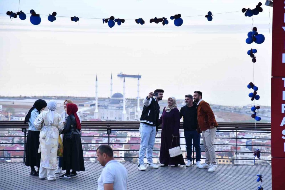 ORTAHİSAR BELEDİYESİ'NİN 23 NİSAN'DA HİZMETE AÇTIĞI BOZTEPE SEYİR TERASI VE YÜRÜYÜŞ PLATFORMU VATANDAŞLARIN YOĞUN İLGİSİYLE KARŞILAŞTI