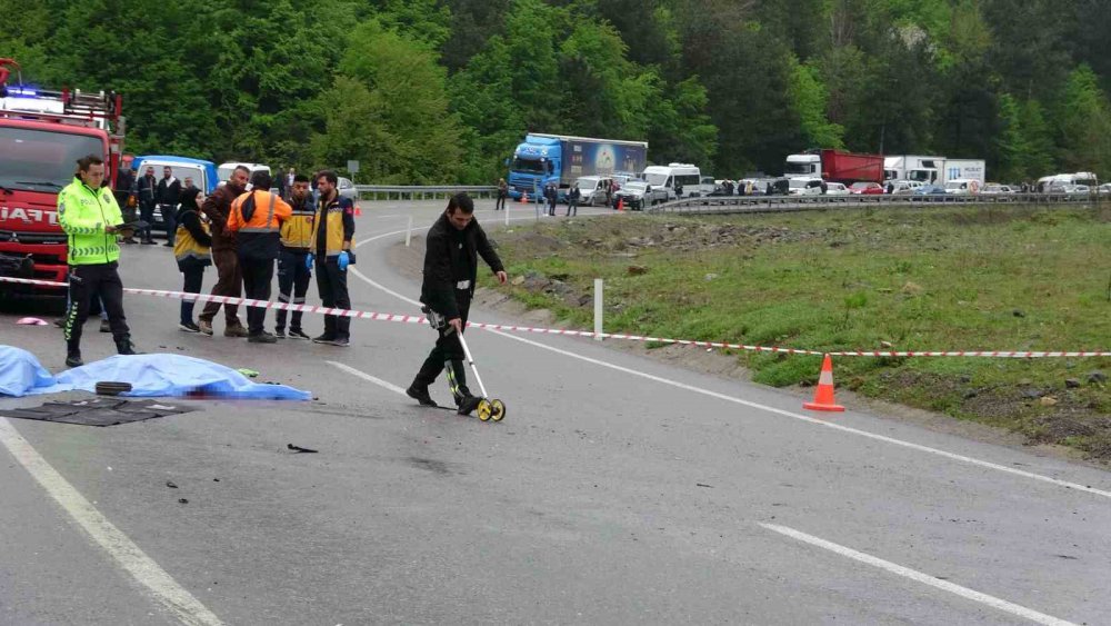 ZONGULDAK'TA MEYDANA GELEN TRAFİK KAZASINDA TOFAŞ MARKA OTOMOBİL HURDA DÖNDÜ. KAZADA 2'Sİ KADIN 3 KİŞİ HAYATINI KAYBETTİ. ARAÇTA BULUNAN BİR KİŞİ İSE AĞIR YARALANDI
