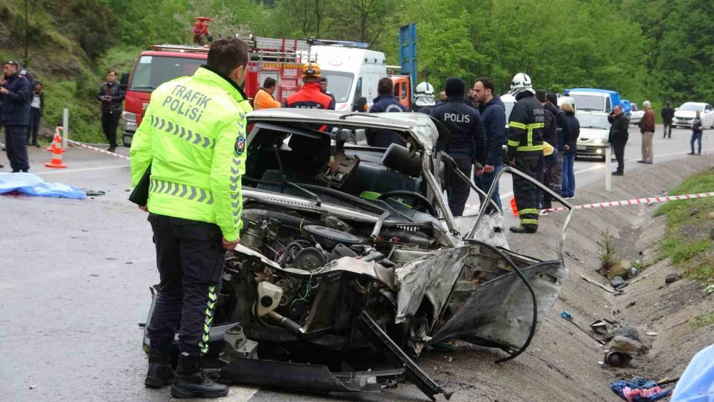 ZONGULDAK'TA MEYDANA GELEN TRAFİK KAZASINDA TOFAŞ MARKA OTOMOBİL HURDA DÖNDÜ. KAZADA 2'Sİ KADIN 3 KİŞİ HAYATINI KAYBETTİ. ARAÇTA BULUNAN BİR KİŞİ İSE AĞIR YARALANDI