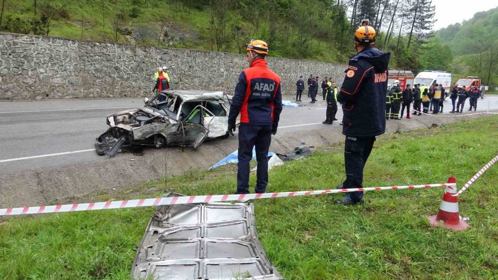 ZONGULDAK'TA MEYDANA GELEN TRAFİK KAZASINDA TOFAŞ MARKA OTOMOBİL HURDA DÖNDÜ. KAZADA 2'Sİ KADIN 3 KİŞİ HAYATINI KAYBETTİ. ARAÇTA BULUNAN BİR KİŞİ İSE AĞIR YARALANDI