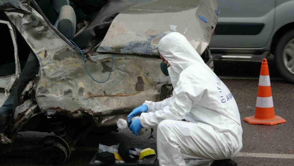 ZONGULDAK'TA MEYDANA GELEN TRAFİK KAZASINDA TOFAŞ MARKA OTOMOBİL HURDA DÖNDÜ. KAZADA 2'Sİ KADIN 3 KİŞİ HAYATINI KAYBETTİ. ARAÇTA BULUNAN BİR KİŞİ İSE AĞIR YARALANDI