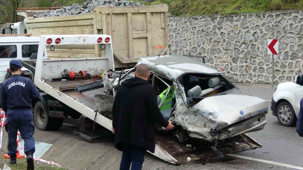 ZONGULDAK'TA MEYDANA GELEN TRAFİK KAZASINDA TOFAŞ MARKA OTOMOBİL HURDA DÖNDÜ. KAZADA 2'Sİ KADIN 3 KİŞİ HAYATINI KAYBETTİ. ARAÇTA BULUNAN BİR KİŞİ İSE AĞIR YARALANDI