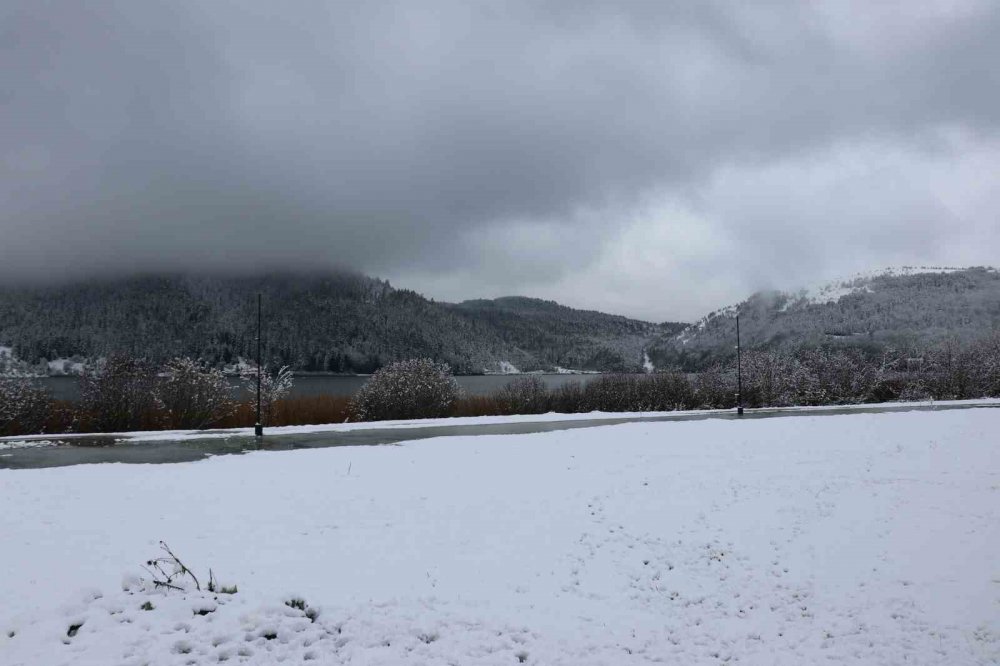BOLU'NUN GÖZDE TURİZM MERKEZİ ABANT GÖLÜ MİLLİ PARKI, NİSAN AYINDA YAĞAN KARLA BİRLİKTE BEYAZ ÖRTÜYLE KAPLANDI