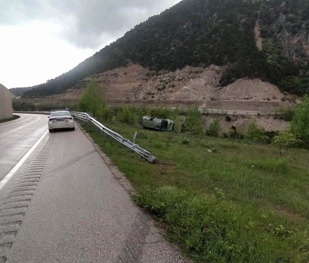 TOKAT'IN NİKSAR İLÇESİNDE YOLDAN ÇIKARAK TAKLA ATAN PANELVAN MİNİBÜSTEKİ BİR KİŞİ HASTANEDE HAYATINI KAYBETTİ, 3 KİŞİ YARALANDI