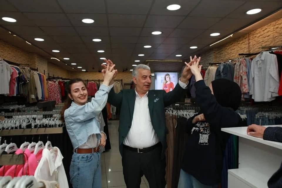 14 MAYIS'TA GERÇEKLEŞTİRİLECEK GENEL SEÇİMLERDE AK PARTİ'DEN TRABZON MİLLETVEKİLİ ADAYI OLAN VEHBİ KOÇ'UN SAHA ÇALIŞMALARINDA İLK DEFA OY KULLANACAK YENİ SEÇMENLERLE KURDUĞU İKİLİ DİYALOGLAR DİKKAT ÇEKİYOR