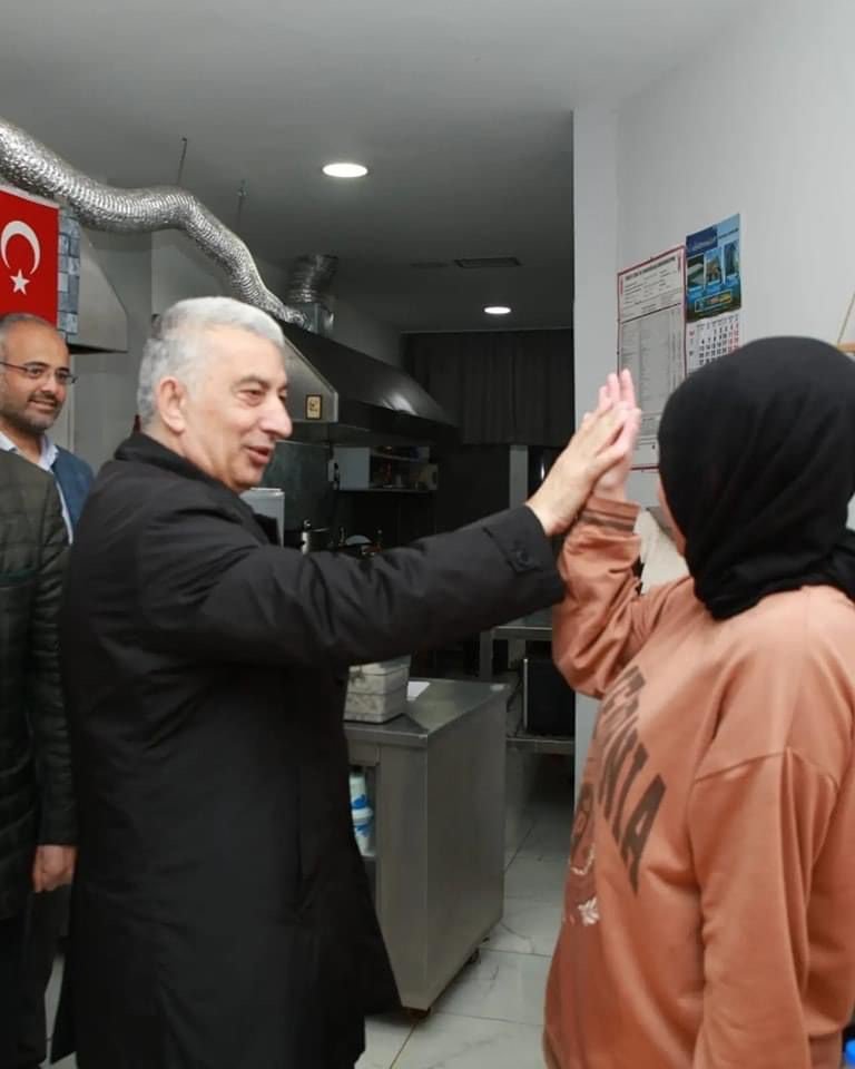 14 MAYIS'TA GERÇEKLEŞTİRİLECEK GENEL SEÇİMLERDE AK PARTİ'DEN TRABZON MİLLETVEKİLİ ADAYI OLAN VEHBİ KOÇ'UN SAHA ÇALIŞMALARINDA İLK DEFA OY KULLANACAK YENİ SEÇMENLERLE KURDUĞU İKİLİ DİYALOGLAR DİKKAT ÇEKİYOR