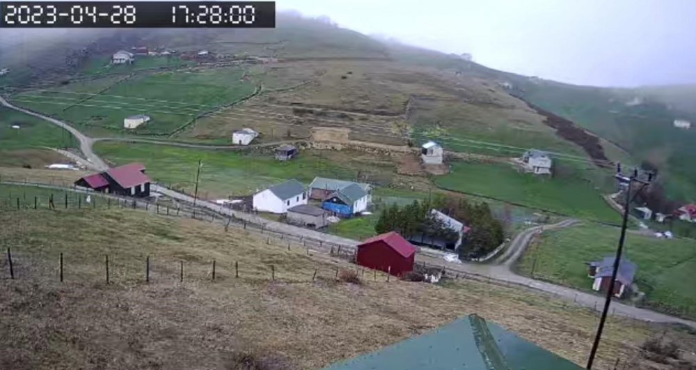 DOĞU KARADENİZ BÖLGESİ'NDE DÜNDEN BU YANA MEVSİM NORMALLERİNİN ALTINA DÜŞEN HAVA SICAKLIKLARI YÜKSEK YAYLALARDA NİSAN AYININ SONUNDA KAR YAĞIŞININ GÖRÜLMESİNE NEDEN OLDU