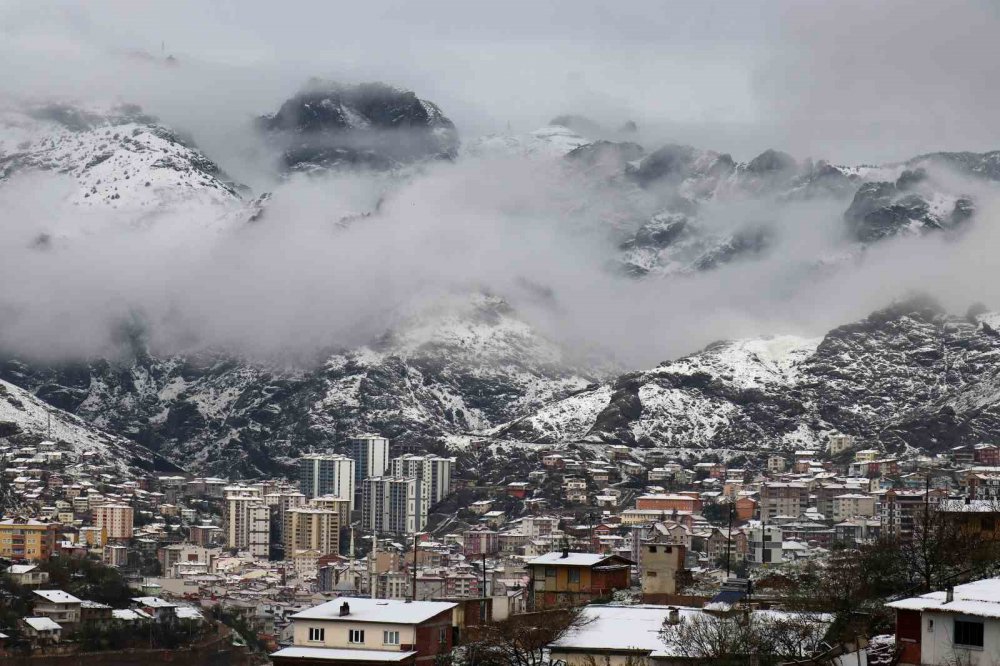 GÜMÜŞHANE'DE GECE YARISINDAN SONRA BAŞLAYAN KUVVETLİ YAĞMUR SABAHA KARŞI YERİNİ KAR YAĞIŞINA BIRAKTI VE KENT MERKEZİNİ 29 NİSAN TARİHİNDE BEYAZA BÜRÜDÜ
