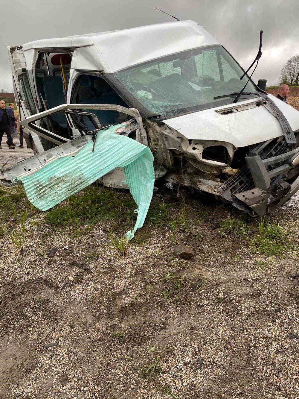 TOKAT'TA MİNİBÜS İLE OTOMOBİLİN ÇARPIŞMASI SONUCU MEYDANA GELEN TRAFİK KAZASINDA 1 KİŞİ HAYATINI KAYBETTİ, 6 KİŞİ YARALANDI