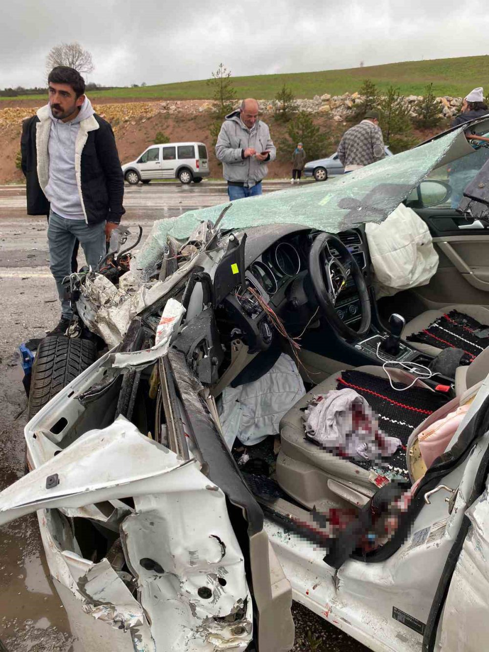 TOKAT'TA MİNİBÜS İLE OTOMOBİLİN ÇARPIŞMASI SONUCU MEYDANA GELEN TRAFİK KAZASINDA 1 KİŞİ HAYATINI KAYBETTİ, 6 KİŞİ YARALANDI