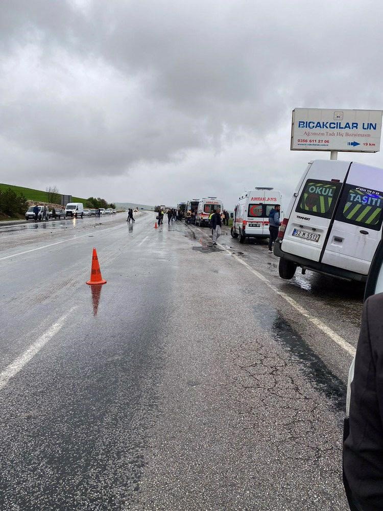 TOKAT'TA MİNİBÜS İLE OTOMOBİLİN ÇARPIŞMASI SONUCU MEYDANA GELEN TRAFİK KAZASINDA 1 KİŞİ HAYATINI KAYBETTİ, 6 KİŞİ YARALANDI