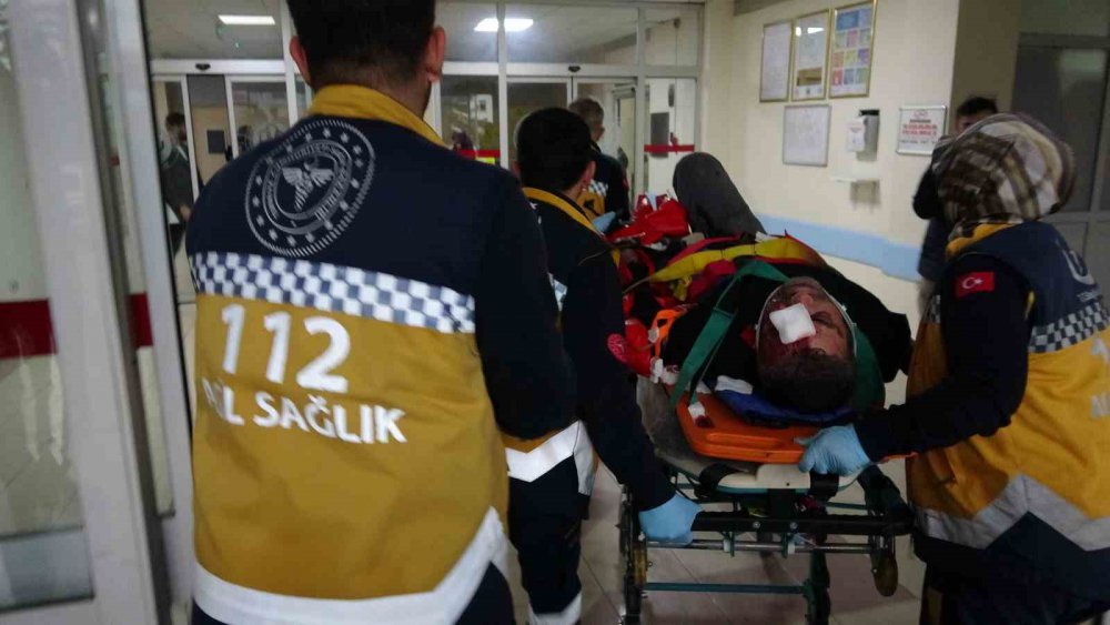 TOKAT'TA MİNİBÜS İLE OTOMOBİLİN ÇARPIŞMASI SONUCU MEYDANA GELEN TRAFİK KAZASINDA 1 KİŞİ HAYATINI KAYBETTİ, 6 KİŞİ YARALANDI