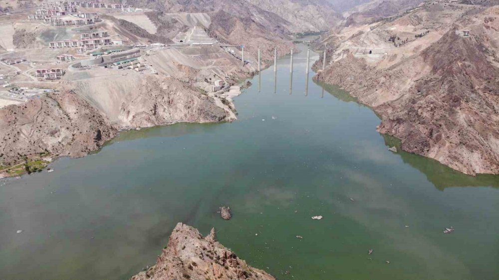 YUSUFELİ İLÇE MERKEZİ TAMAMEN BARAJ SULARI ALTINDA KALDI. ARTVİN'DE SU TUTMA İŞLEMİ DEVAM EDEN YUSUFELİ BARAJI'NDE SU SEVİYESİ 126 METREYE ULAŞIRKEN, İLÇE MERKEZİ TAMAMEN SULARA GÖMÜLDÜ