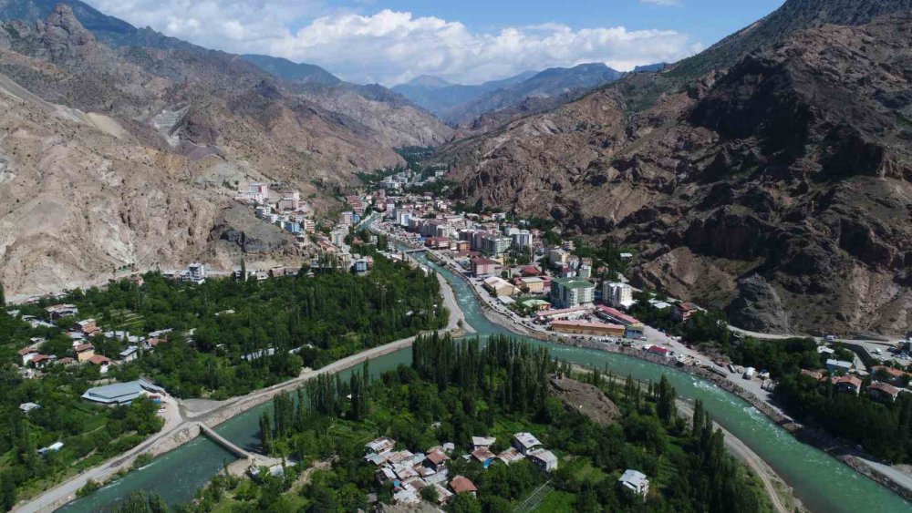 YUSUFELİ İLÇE MERKEZİ TAMAMEN BARAJ SULARI ALTINDA KALDI. ARTVİN'DE SU TUTMA İŞLEMİ DEVAM EDEN YUSUFELİ BARAJI'NDE SU SEVİYESİ 126 METREYE ULAŞIRKEN, İLÇE MERKEZİ TAMAMEN SULARA GÖMÜLDÜ
