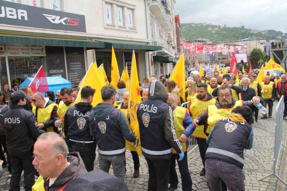 1 MAYIS EMEK VE DAYANIŞMA GÜNÜ GİRESUN'DA SENDİKA VE SİYASİ PARTİLERİN KATILIMIYLA KUTLANDI