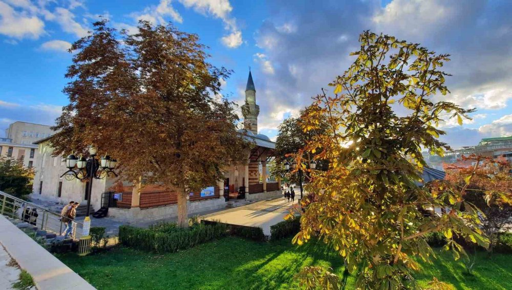 DİYANET İŞLERİ BAŞKANLIĞI'NIN VERİLERİNE GÖRE TÜRKİYE'DE TOPLAM 89 BİN 817 CAMİ BULUNUYOR